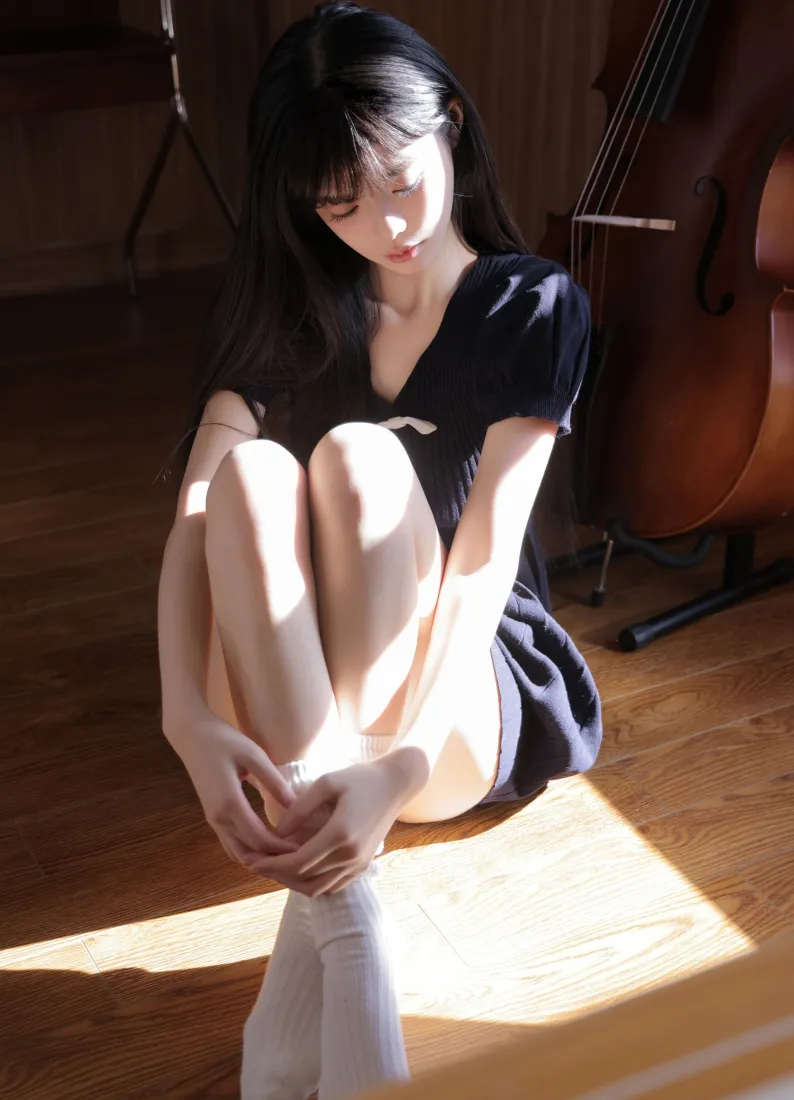 黑裙少女手机壁纸|暖光室内大提琴背景图片 - 氛围感写真「哲风壁纸」 黑裙少女手机壁纸|暖光室内大提琴背景图片 - 氛围感写真「哲风壁纸」