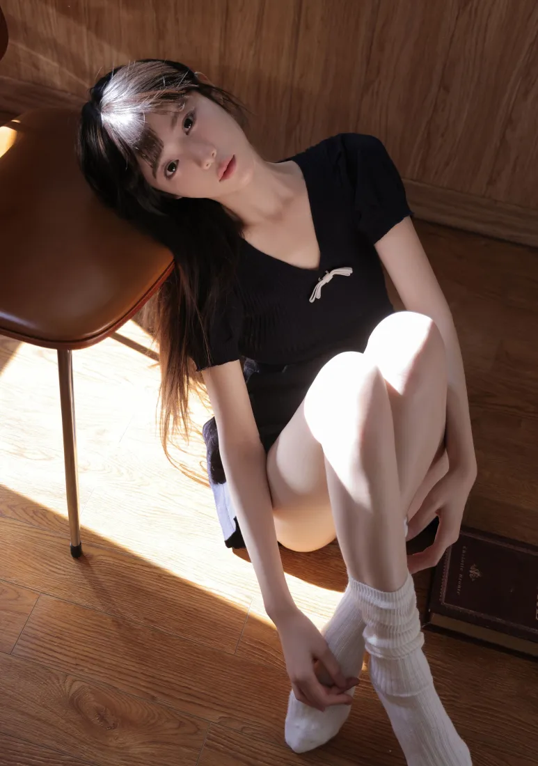 黑裙美女手机壁纸|暖光室内背景图片 - 清纯氛围感人像「哲风壁纸」 黑裙美女手机壁纸|暖光室内背景图片 - 清纯氛围感人像「哲风壁纸」