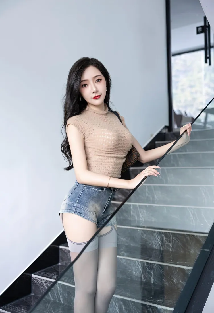 长发美女手机壁纸｜玻璃楼梯背景图片 - 时尚户外写真「哲风壁纸」