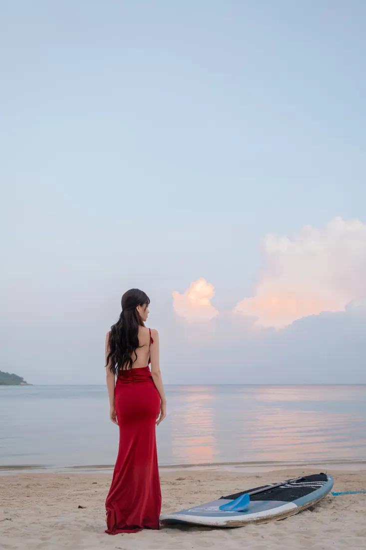 红衣美女手机壁纸|海边沙滩背景图片 - 氛围感人像写真「哲风壁纸」 红衣美女手机壁纸|海边沙滩背景图片 - 氛围感人像写真「哲风壁纸」