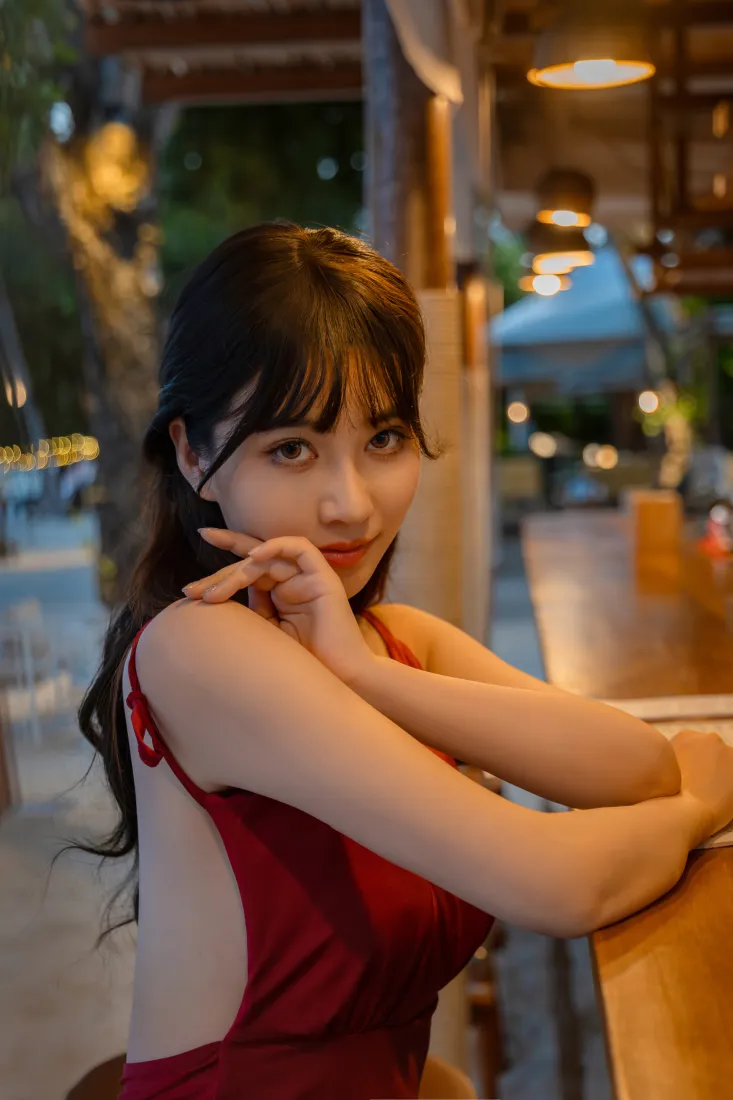 红衣美女手机壁纸｜暖光夜景背景图片 - 氛围感人像「哲风壁纸」