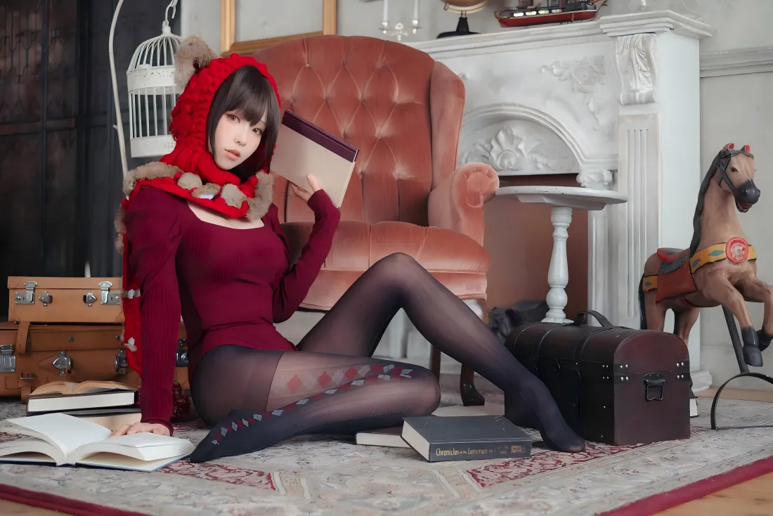 6k小红帽cos美女壁纸|温馨室内背景图片 - 性感写真「哲风壁纸」 小红帽coser身着红色连帽衣与黑丝坐于复古室内地板,手持书本,周围散落书籍与复古摆件