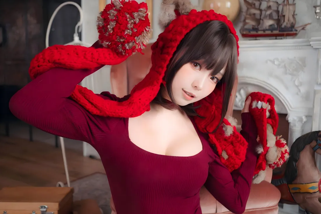 6k小红帽风美女壁纸|居家壁炉背景图片 - 酒红色穿搭写真「哲风壁纸」 穿酒红色连衣裙戴红色针织帽的女性,在居家壁炉前摆拍。