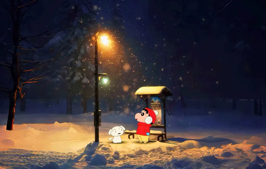 雪夜公交站旁，蜡笔小新与小白在暖黄路灯下静立，雪花飘落氛围温馨。