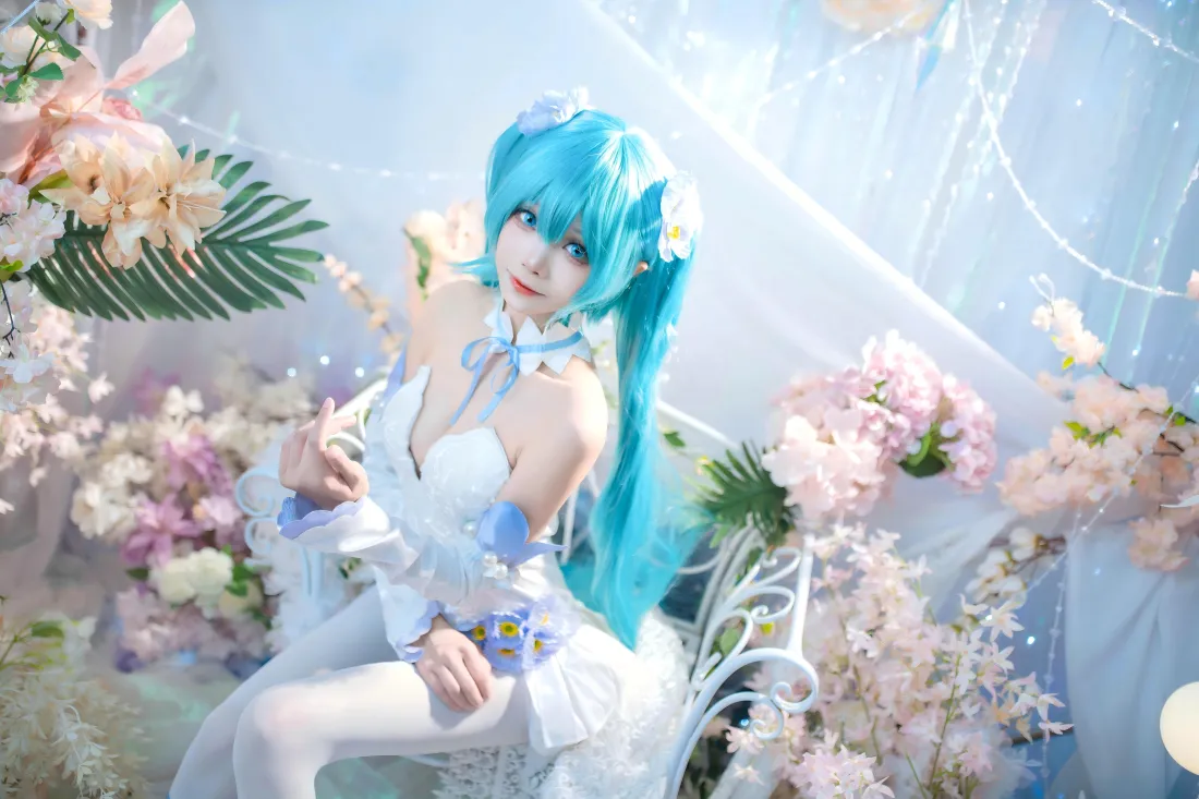 8k初音未来cos壁纸|鲜花环绕背景图片 - 蓝发白裙美女「哲风壁纸」 蓝发双马尾初音未来coser身着白裙,坐于鲜花环绕的纱幔花艺场景中