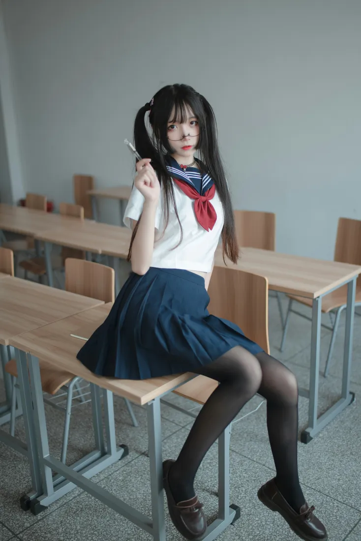 教室课桌上坐着双马尾水手服黑丝少女，手持笔看向镜头