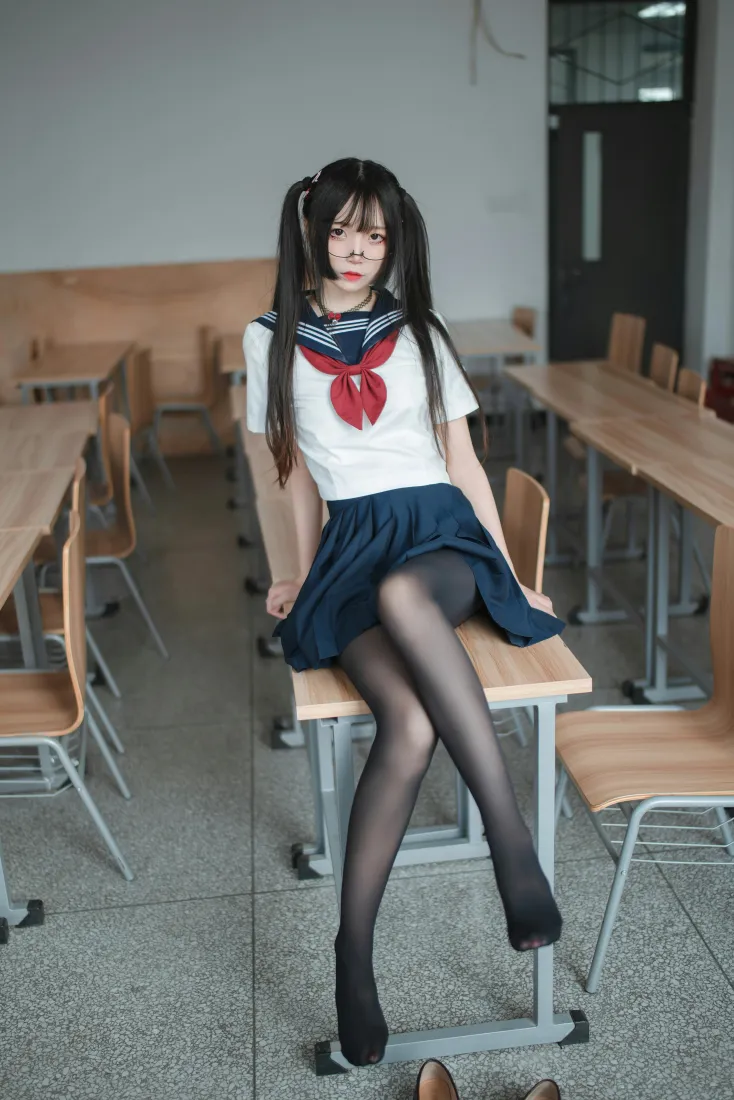 双马尾水手服黑丝少女坐在教室课桌上，周围是排列整齐的木质课桌椅