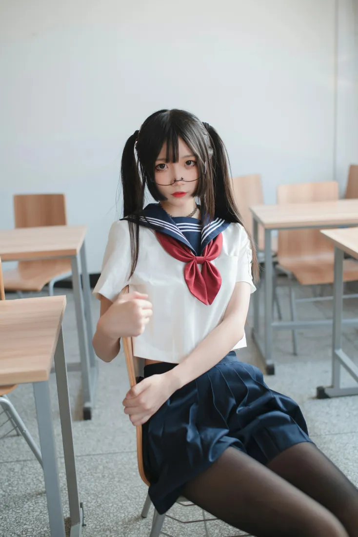 教室中双马尾戴眼镜少女身着水手服黑丝坐于课椅上