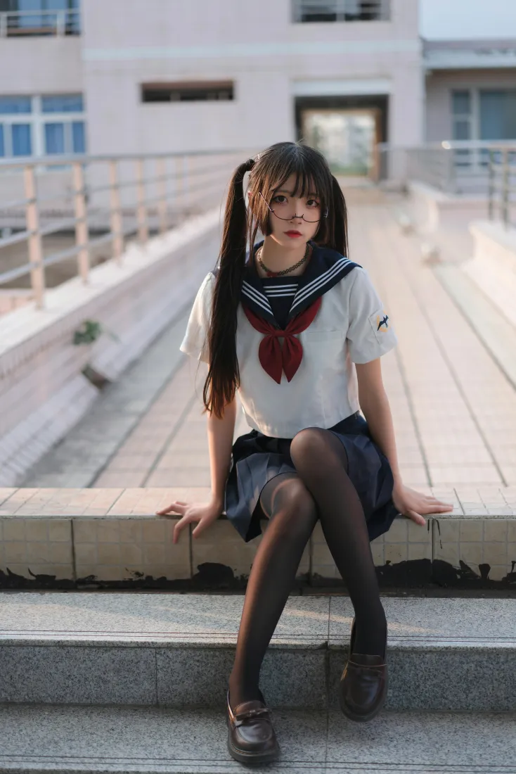 双马尾水手服少女坐于天台台阶，黑丝搭配玛丽珍鞋，背景为教学楼。