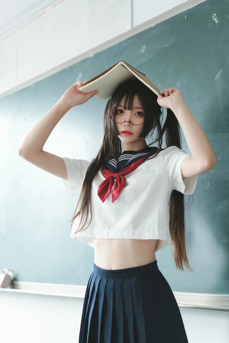 教室黑板前，戴眼镜双马尾少女穿露脐水手服，将书本举在头顶。