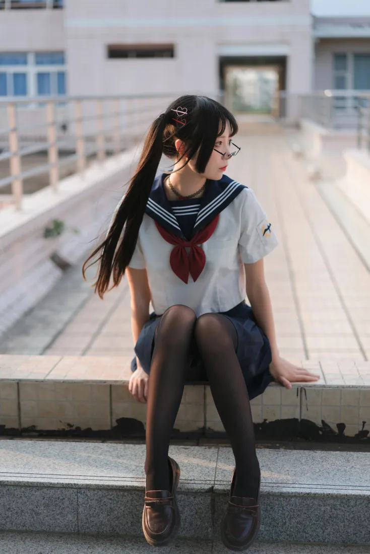 戴眼镜的黑发双马尾少女身着JK水手服与黑丝，坐在天台边缘侧头望向一旁。