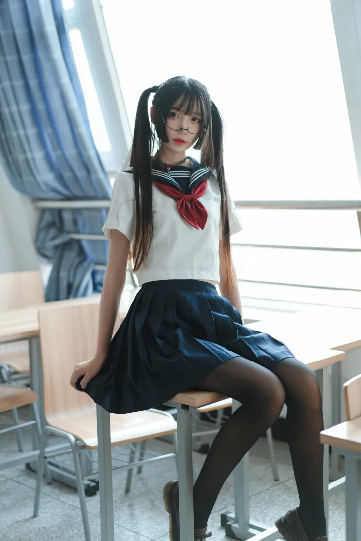 教室中双马尾少女身着水手服黑丝，坐于课桌上的校园写真