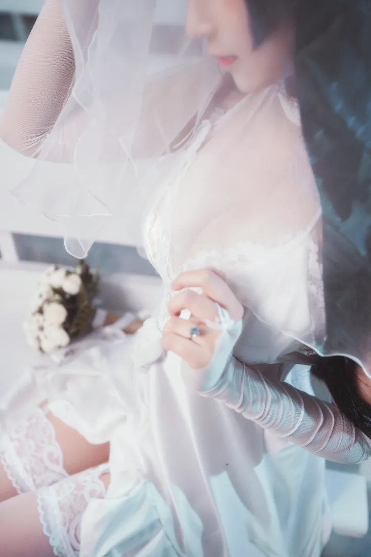 身着白色婚纱的女性coser，手持白花束，整体画面朦胧柔美。