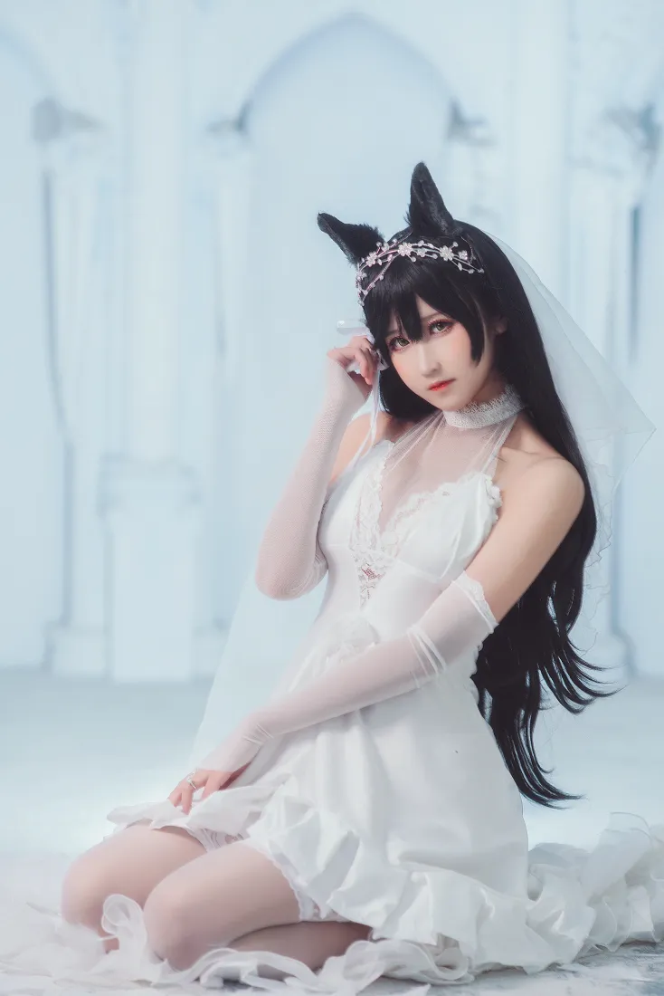 黑长发兽耳少女身着白色婚纱跪坐于纯白室内，背景虚化朦胧