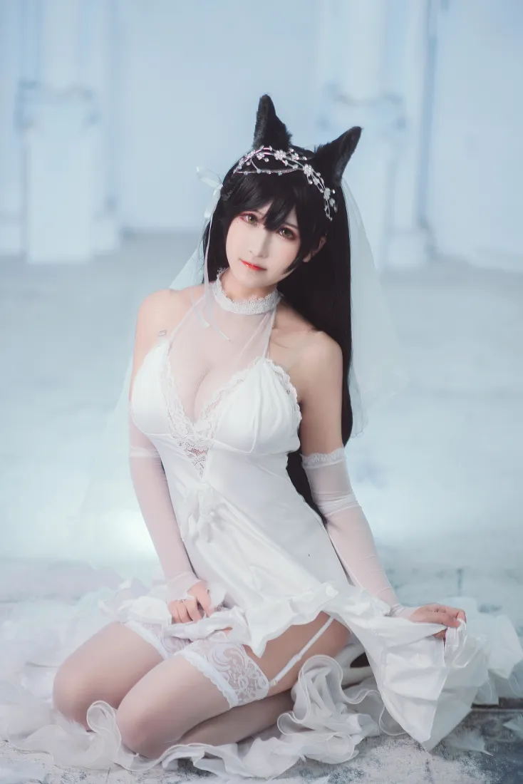 三度_69cos碧蓝航线犬白花誓言婚纱造型，跪坐于朦胧白纱背景前