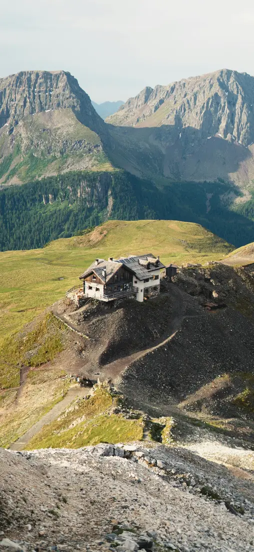 山间小屋手机壁纸｜高山草甸背景图片 - 自然山野风光「哲风壁纸」