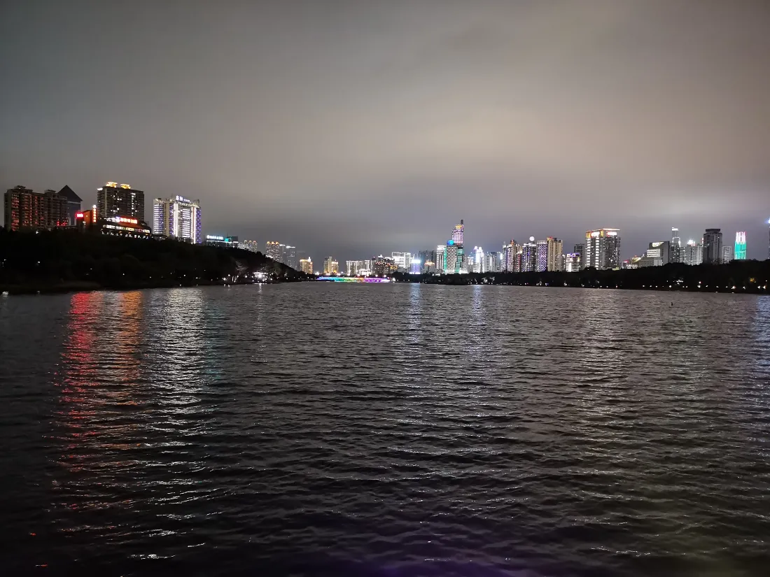 4k城市江景壁纸｜夜景背景图片 - 高楼灯光江面倒影「哲风壁纸」