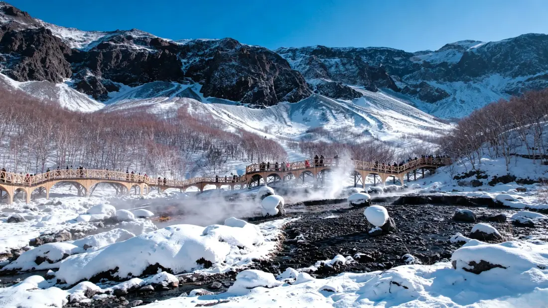 3k雪山蒸汽火车壁纸｜冬日雪景背景图片 - 石拱桥雪原「哲风壁纸」
