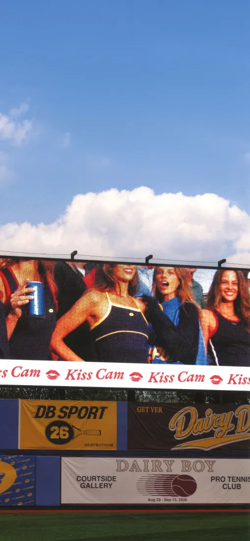 Kiss Cam手机壁纸｜体育场大屏背景图片 - 蓝天白云观众互动「哲风壁纸」