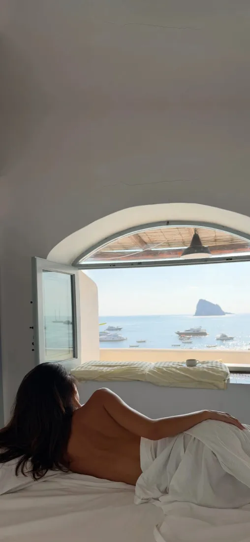 海景房美女手机壁纸|卧室背景图片 - 卧床望海度假氛围「哲风壁纸」 海景房美女手机壁纸|卧室背景图片 - 卧床望海度假氛围「哲风壁纸」