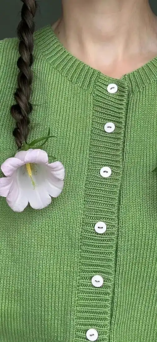麻花辫少女手机壁纸｜绿色针织开衫背景图片 - 淡紫牵牛花装饰「哲风壁纸」