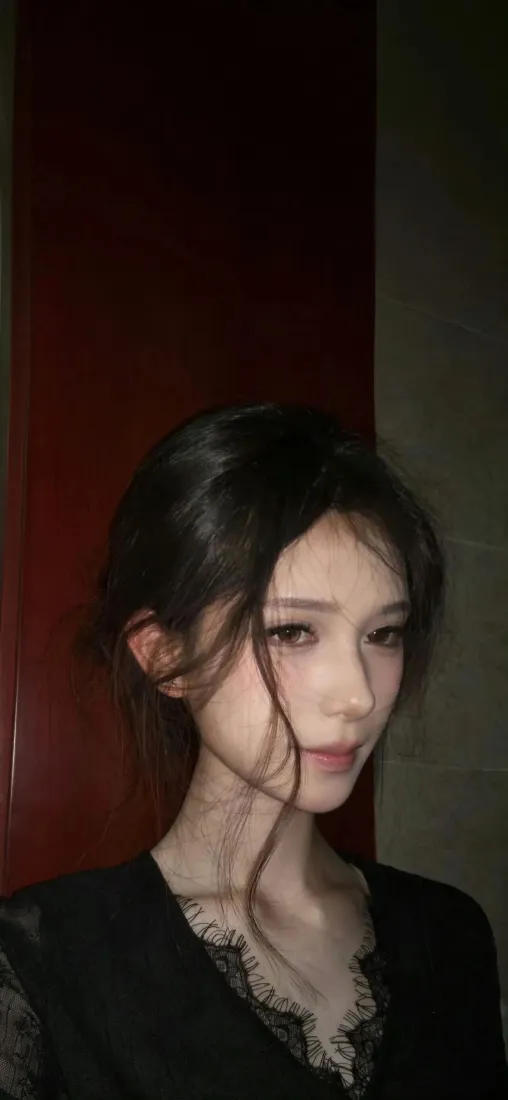美女手机壁纸|室内人像背景图片 - 简约黑上衣清冷造型「哲风壁纸」 美女手机壁纸|室内人像背景图片 - 简约黑上衣清冷造型「哲风壁纸」
