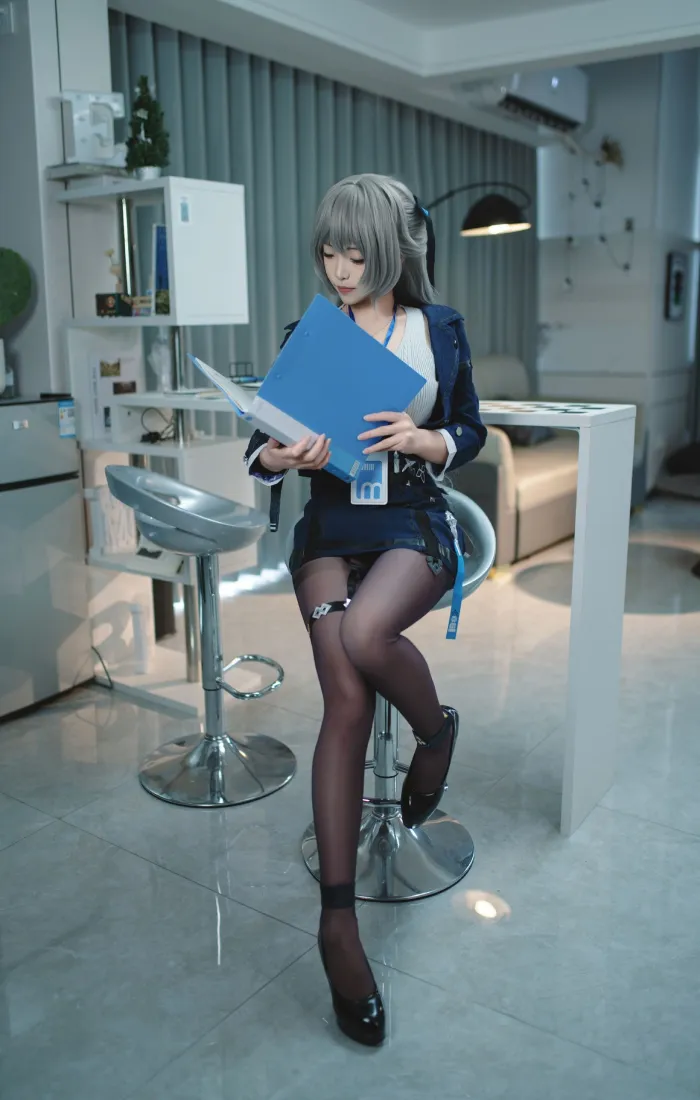 OL美女写真手机壁纸｜办公室背景图片 - 黑丝职业装坐姿「哲风壁纸」