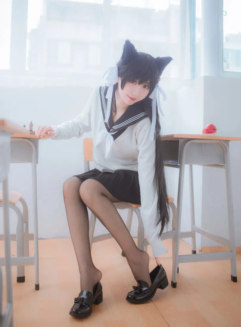 爱宕cos手机壁纸｜教室JK水手服背景图片 - 黑丝兽耳少女「哲风壁纸」