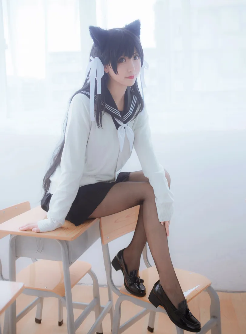 爱宕cos手机壁纸｜教室课桌背景图片 - JK制服黑丝猫耳少女「哲风壁纸」