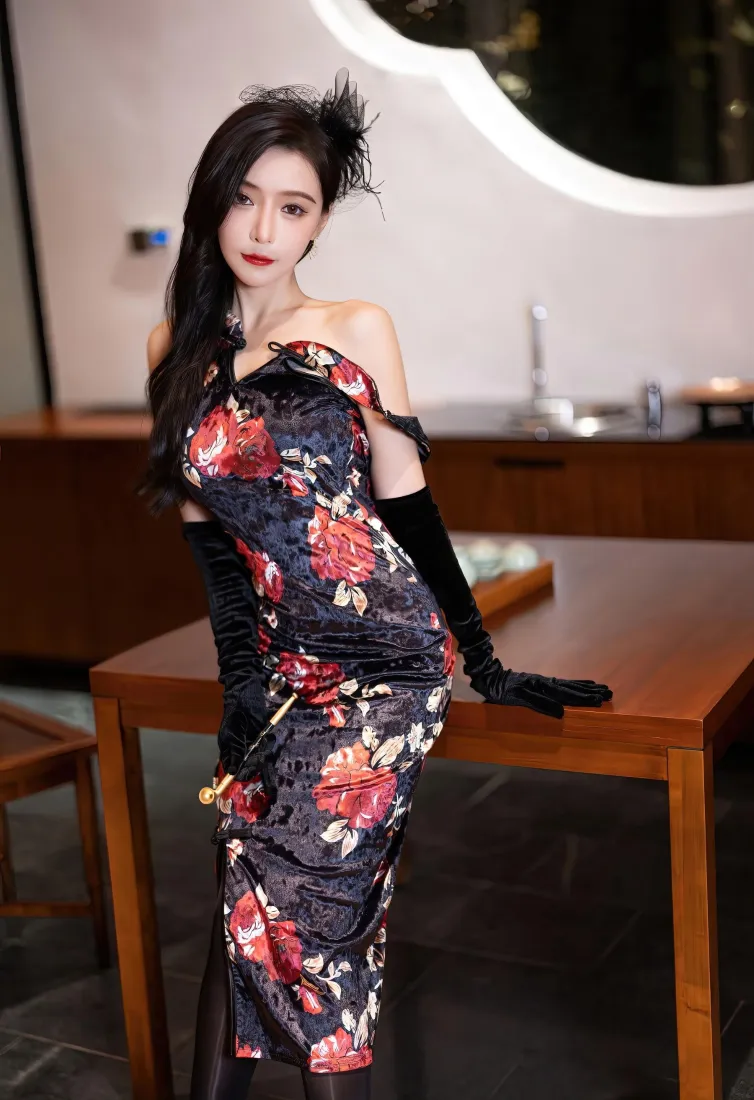 性感旗袍美女手机壁纸｜室内复古背景图片 - 黑丝露肩印花造型「哲风壁纸」