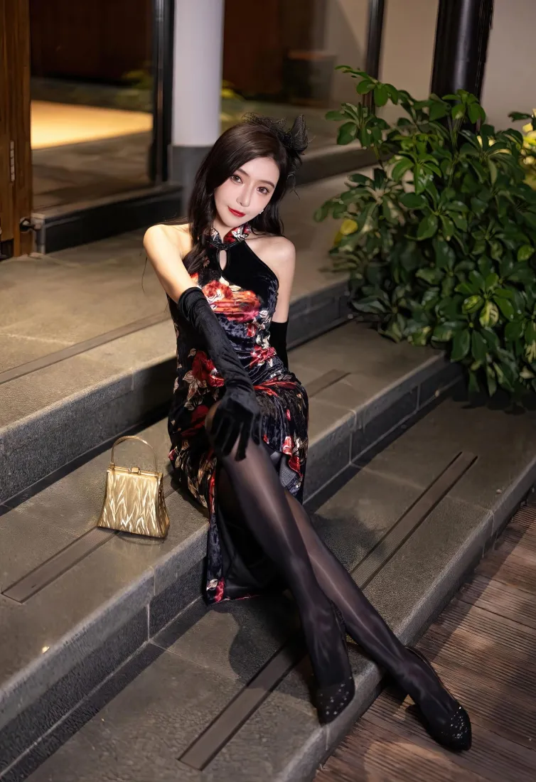 旗袍美女手机壁纸｜户外台阶背景图片 - 黑丝御姐氛围感「哲风壁纸」