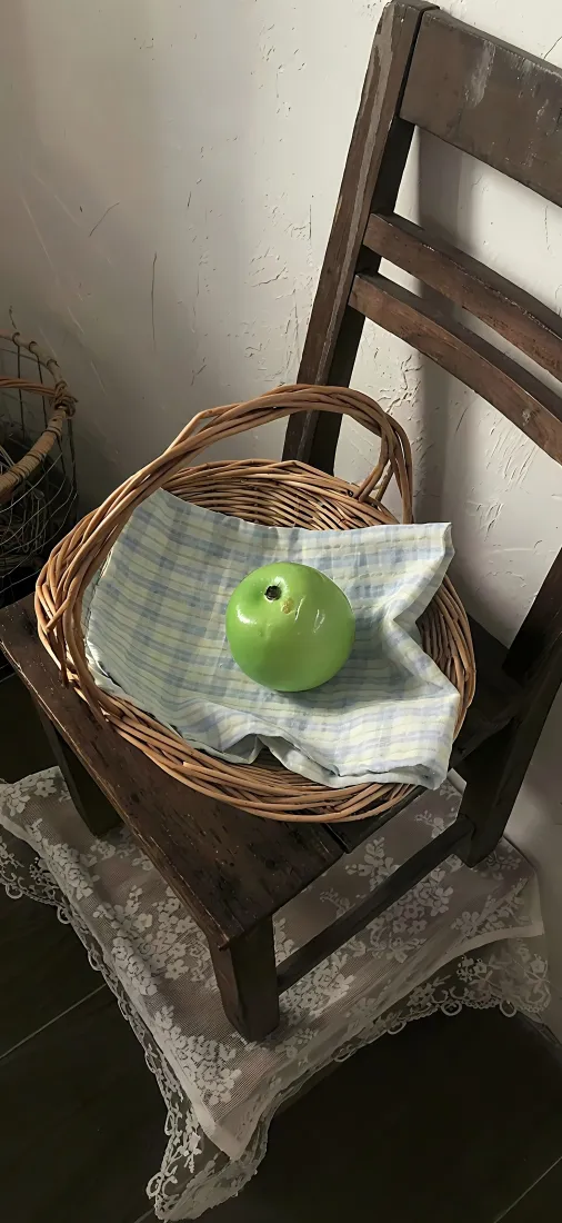 青苹果手机壁纸｜藤编水果篮背景图片 - 木椅衬布静物「哲风壁纸」