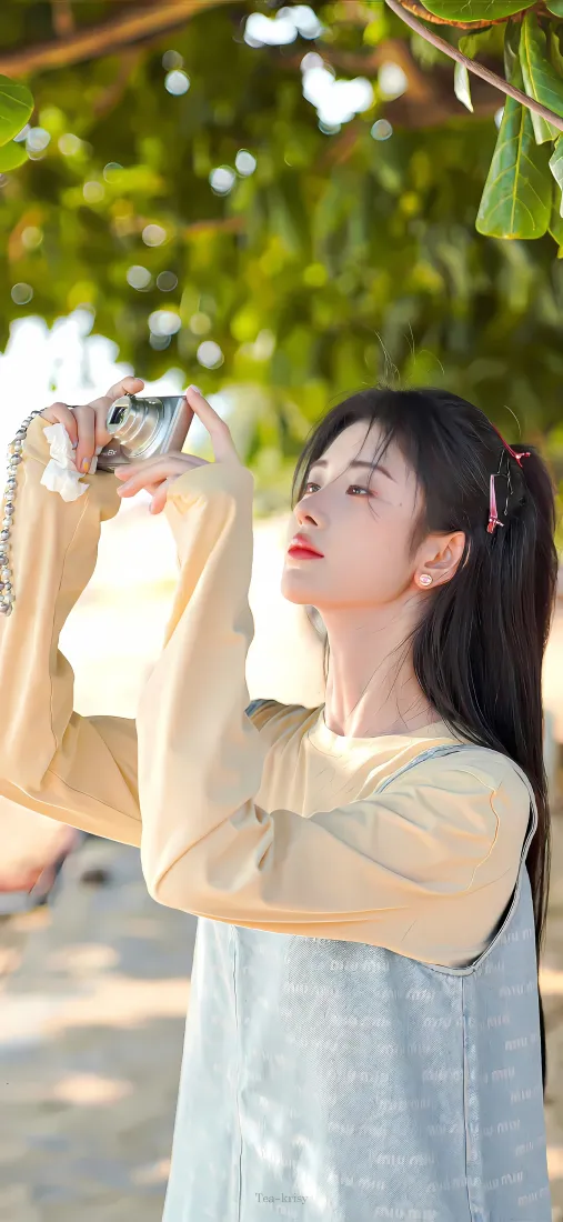 鞠婧祎手机壁纸｜户外清新背景图片 - 拿相机仰头拍照「哲风壁纸」