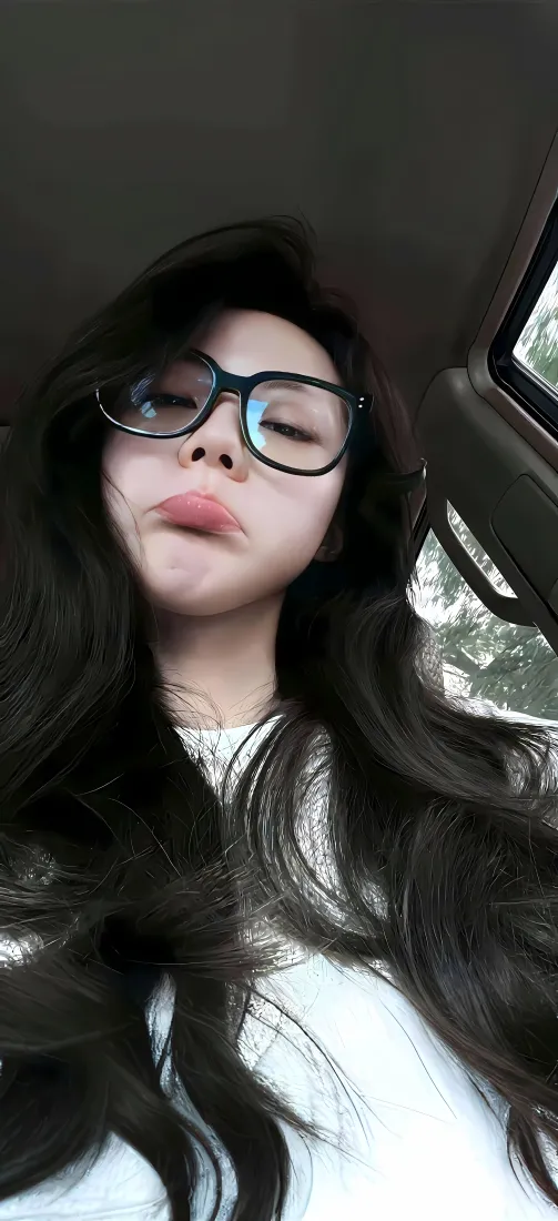 戴眼镜美女手机壁纸｜车内自拍背景图片 - 黑长直嘟嘴女生「哲风壁纸」
