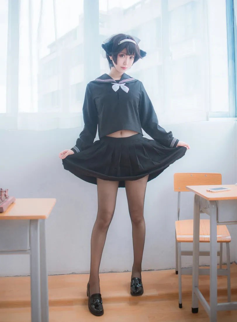 碧蓝航线高雄獒手机壁纸｜教室水手服黑丝 - 黑川cosplay「哲风壁纸」