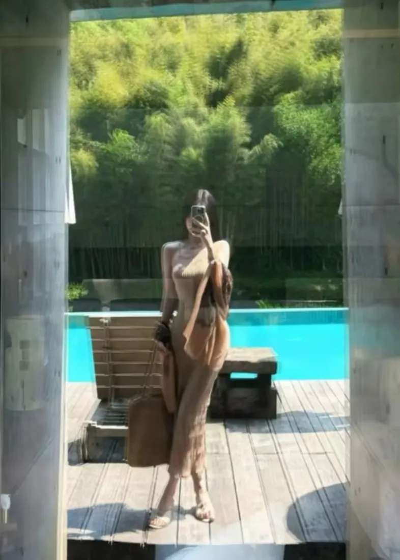 卡其色长裙美女手机壁纸|泳池边对镜自拍背景图片 - 夏日度假穿搭「哲风壁纸」 卡其色长裙美女手机壁纸|泳池边对镜自拍背景图片 - 夏日度假穿搭「哲风壁纸」