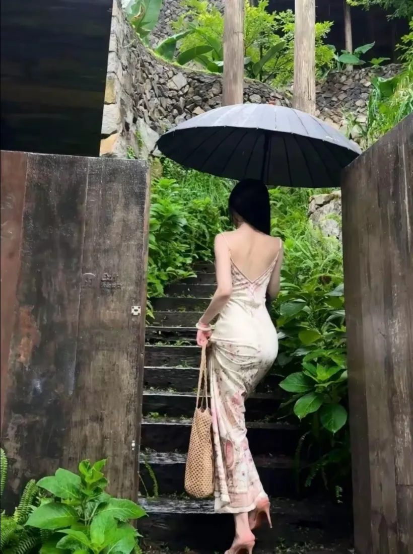 露背长裙美女手机壁纸|撑伞上台阶背景图片 - 绿植木门「哲风壁纸」 露背长裙美女手机壁纸|撑伞上台阶背景图片 - 绿植木门「哲风壁纸」