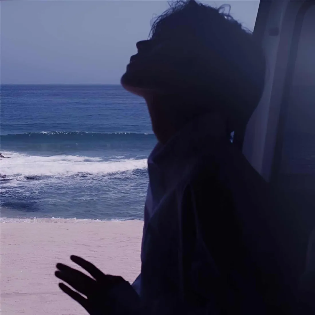 海边男生剪影手机壁纸｜蓝色背景图片 - 氛围感「哲风壁纸」