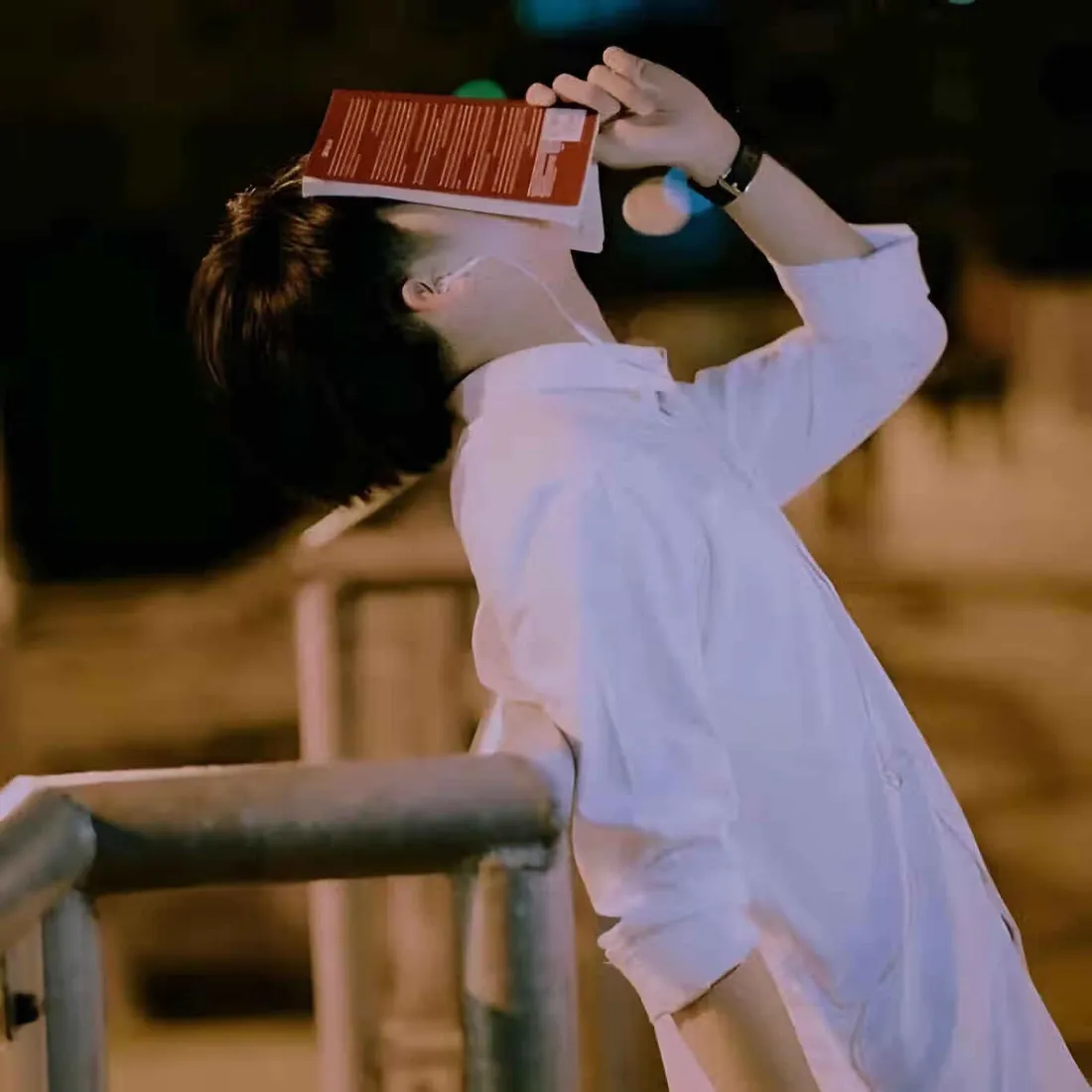 少年感男生手机壁纸｜夜景户外背景图片 - 白衬衫书本挡脸「哲风壁纸」
