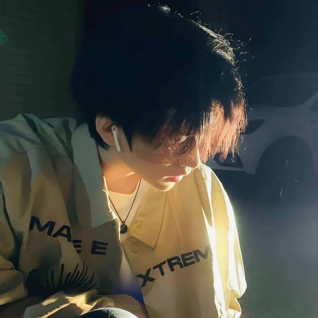 帅气男生手机壁纸｜暖光氛围感背景图片 - 男生头像「哲风壁纸」
