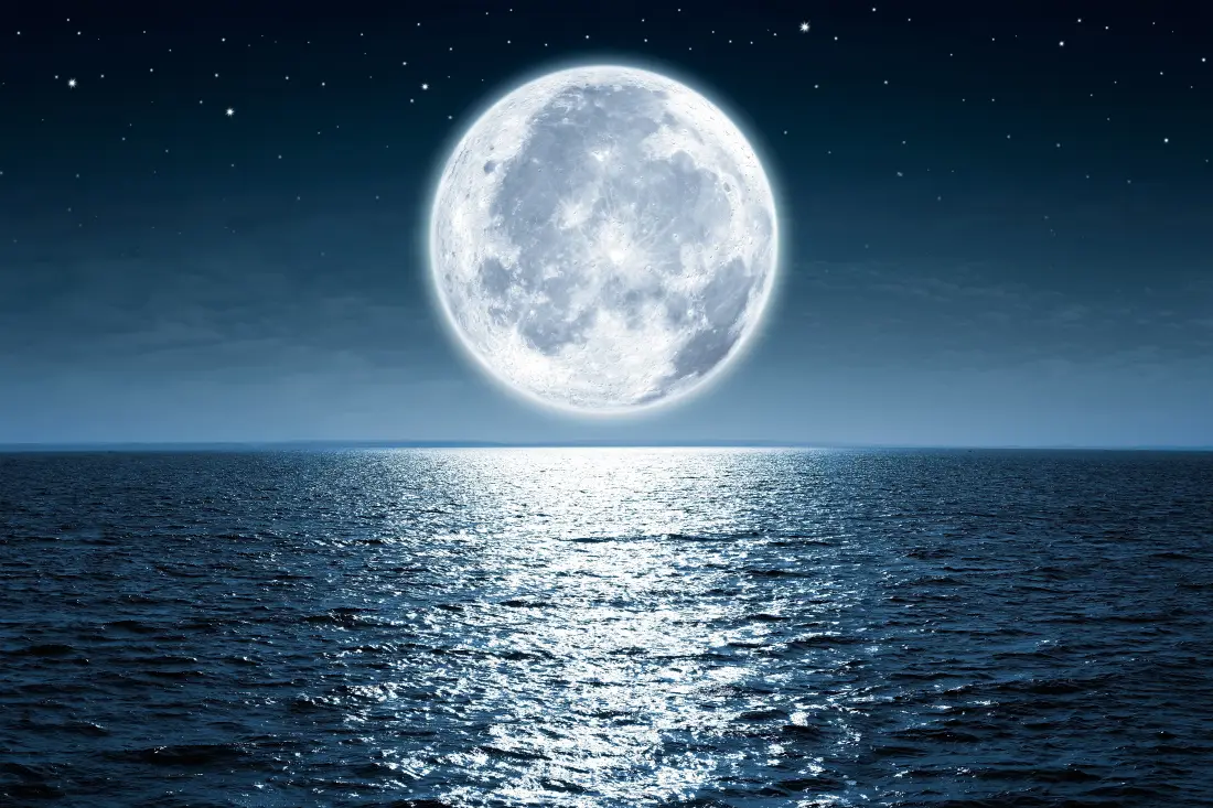 6k月球壁纸｜海面星空背景图片 - 月光倒影静谧夜景「哲风壁纸」