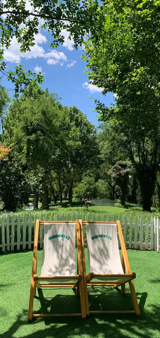 公园草坪躺椅手机壁纸｜蓝天绿树背景图片 - 夏日户外休闲场景「哲风壁纸」