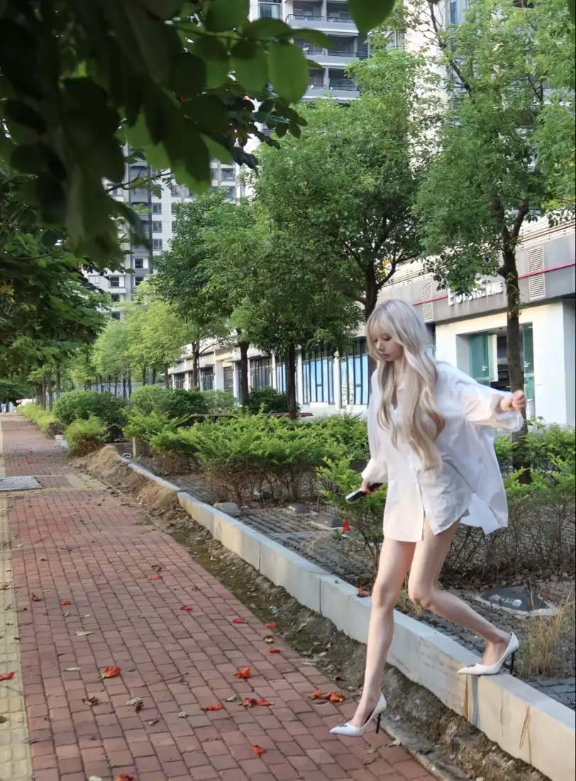 白发美女手机壁纸｜街道户外背景图片 - 白裙夏日街拍「哲风壁纸」