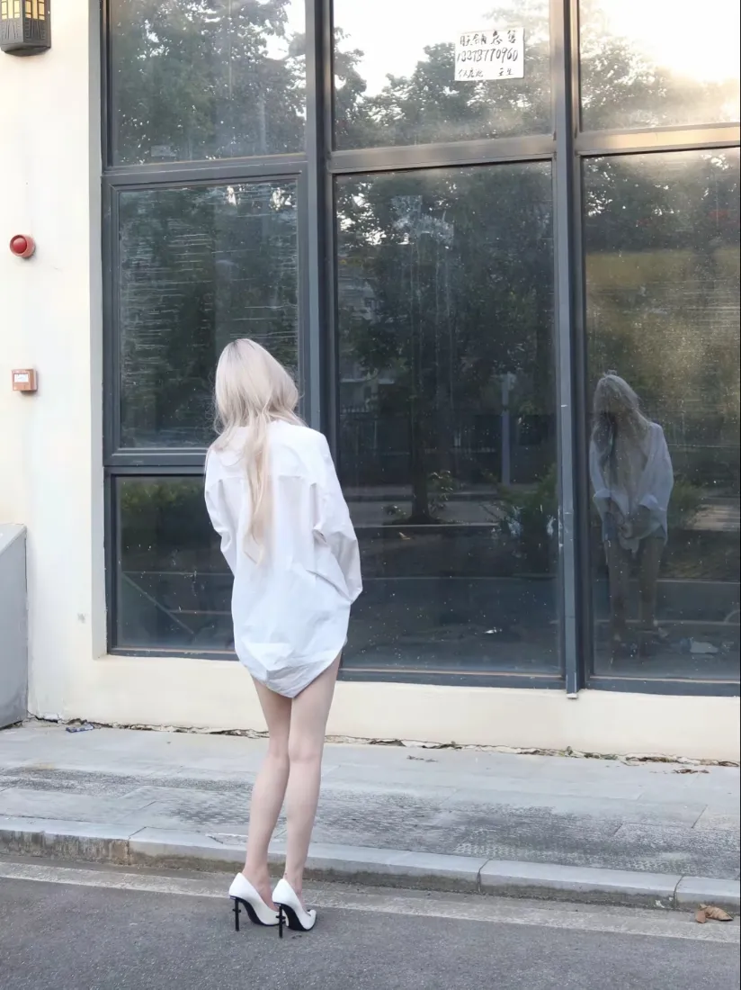 白衬衫美女手机壁纸｜街拍背影背景图片 - 长发高跟鞋户外随拍「哲风壁纸」