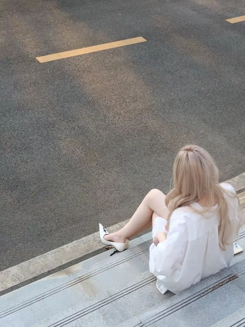 金发女生手机壁纸|街道路边背景图片 - 白衬衫背影氛围感「哲风壁纸」 金发女生手机壁纸|街道路边背景图片 - 白衬衫背影氛围感「哲风壁纸」