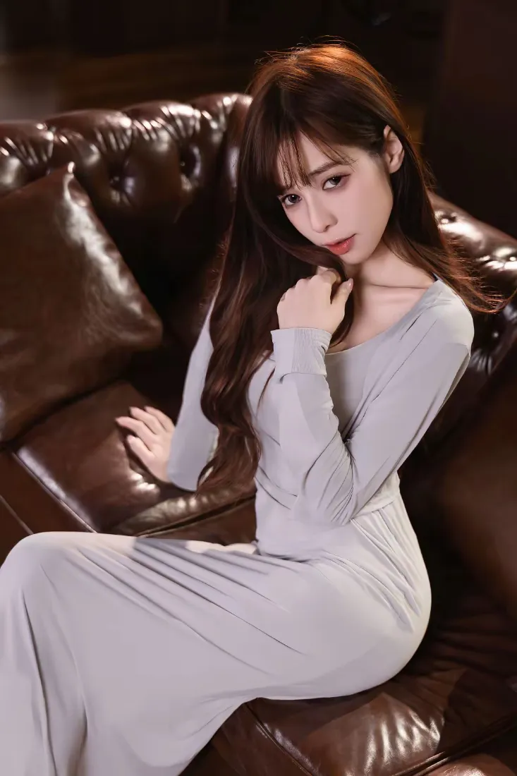 灰裙长发美女手机壁纸|皮沙发背景图片 - 温柔氛围感「哲风壁纸」 灰裙长发美女手机壁纸|皮沙发背景图片 - 温柔氛围感「哲风壁纸」
