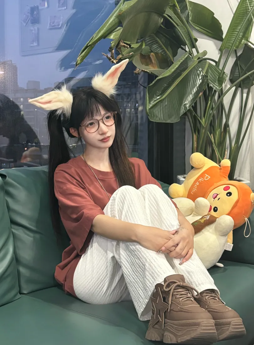 兔耳少女手机壁纸|室内沙发背景图片 - 戴眼镜抱玩偶甜妹「哲风壁纸」 兔耳少女手机壁纸|室内沙发背景图片 - 戴眼镜抱玩偶甜妹「哲风壁纸」