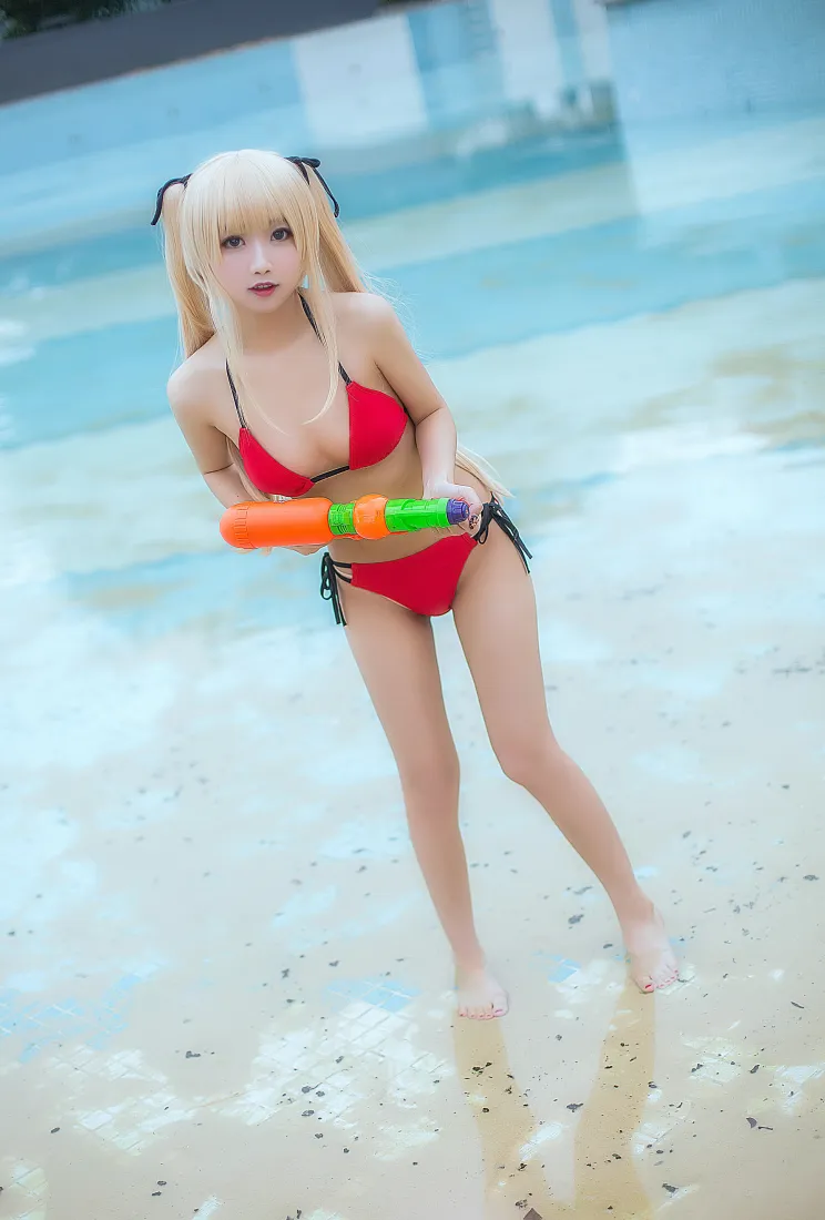 英梨梨手机壁纸｜泳池背景图片 - 红色比基尼cosplay「哲风壁纸」