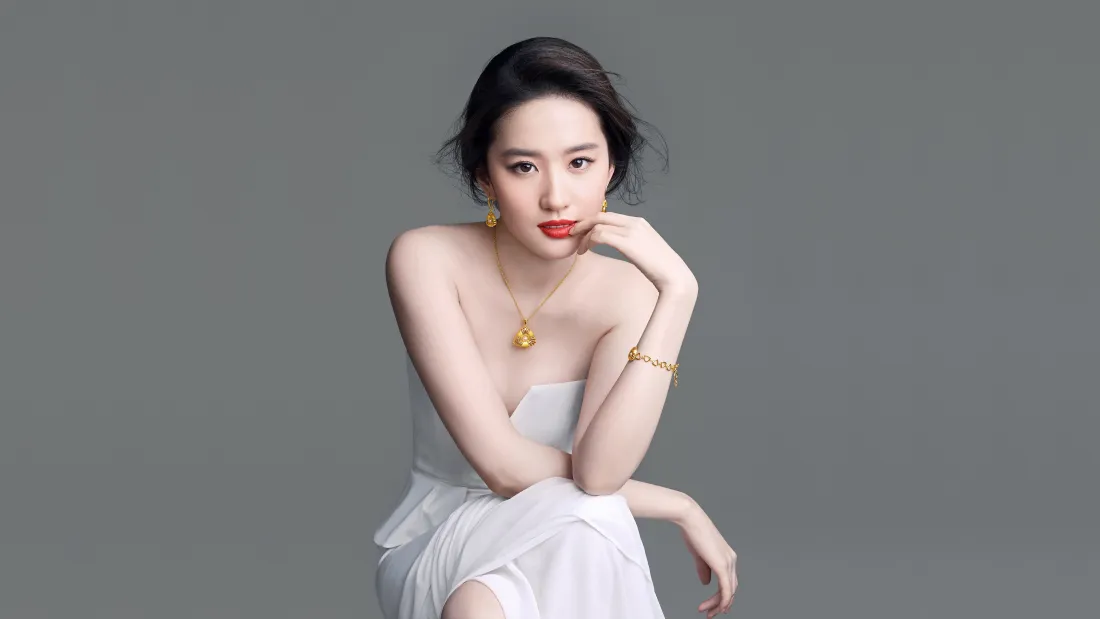 4k刘亦菲壁纸｜白色抹胸裙背景图片 - 优雅金饰红唇写真「哲风壁纸」