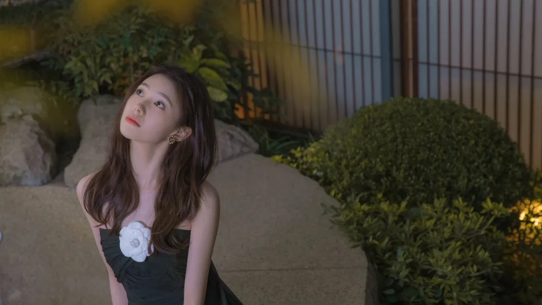 4k气质美女壁纸|庭院夜景背景图片 - 黑裙白花初恋感女生「哲风壁纸」 4k气质美女壁纸|庭院夜景背景图片 - 黑裙白花初恋感女生「哲风壁纸」